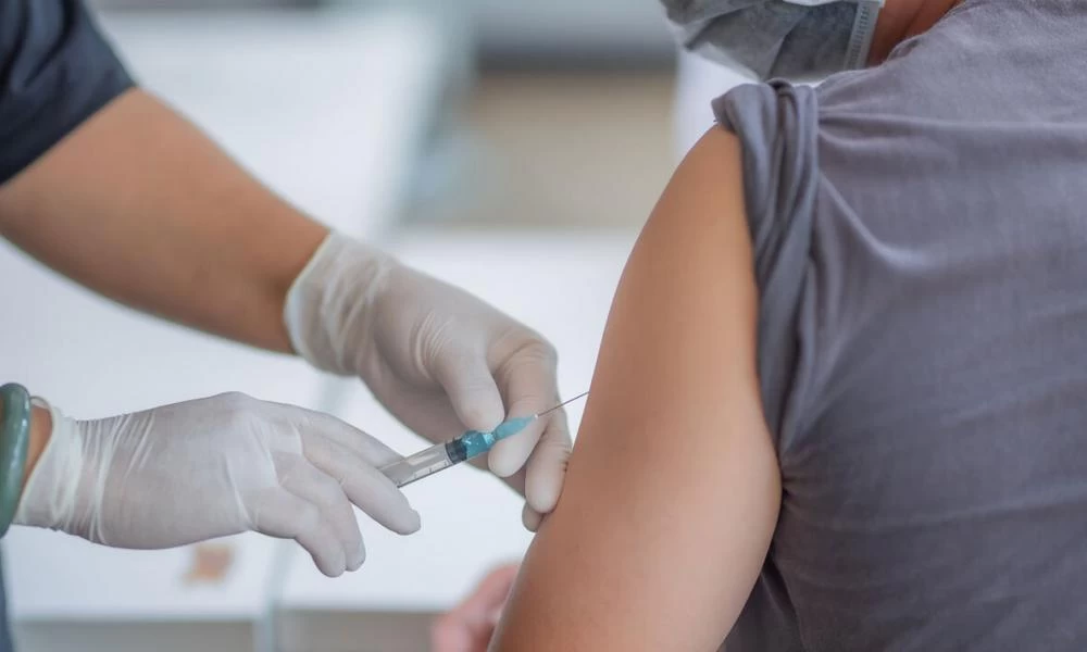 Μας αφορά όλους! Τι είναι το «μπράτσο Covid»; Πρέπει να σας ανησυχεί;